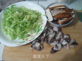 芹菜香干香肠的做法步骤：1