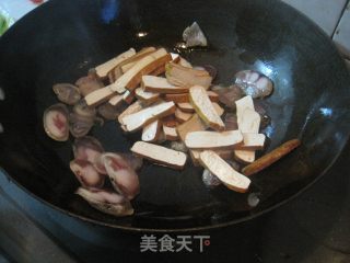 芹菜香干香肠的做法步骤：3