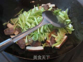 芹菜香干香肠的做法步骤：4