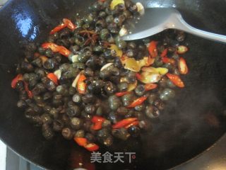 香辣田螺的做法步骤：9
