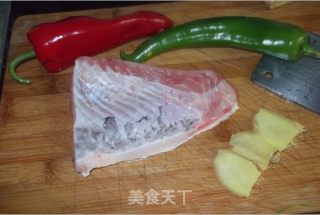 红烧鲩鱼的做法步骤：1