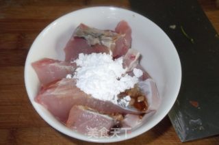 红烧鲩鱼的做法步骤：2