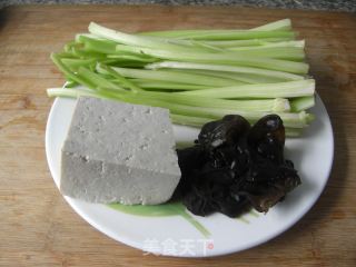 芹菜炒豆腐的做法步骤：1