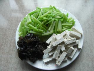 芹菜炒豆腐的做法步骤：2
