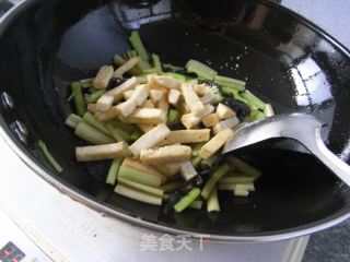 芹菜炒豆腐的做法步骤：5