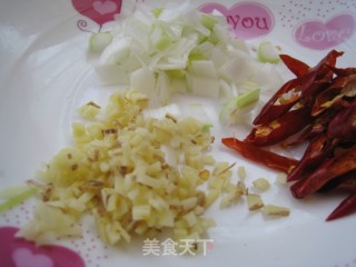 青红椒炒面筋的做法步骤：6
