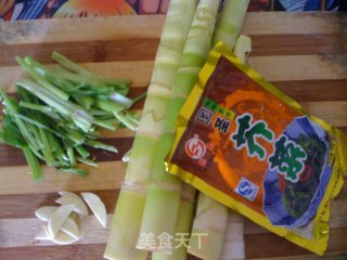 鲜笋烩肉丝的做法步骤：1