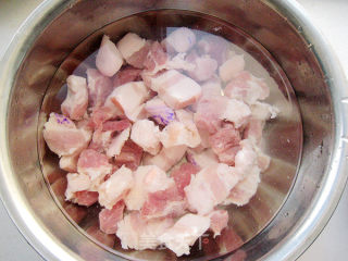 杏鲍菇红烧肉的做法步骤：1