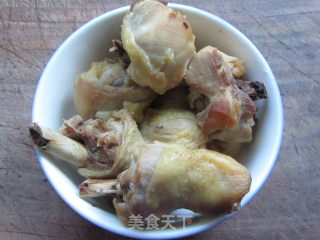 双仁莲子黑木耳炖鸡腿的做法步骤：1