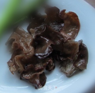 双仁莲子黑木耳炖鸡腿的做法步骤：5