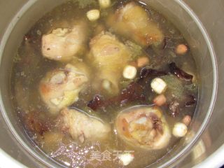 双仁莲子黑木耳炖鸡腿的做法步骤：8