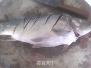 得莫利炖活鱼的做法步骤：1