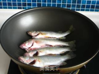 清炖小鲈鱼的做法步骤：2
