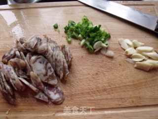 香肠炒面的做法步骤：2
