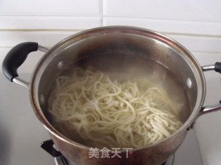 香肠炒面的做法步骤：3