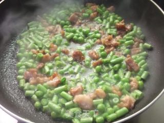 肉粒炒豆角豌豆的做法步骤：4