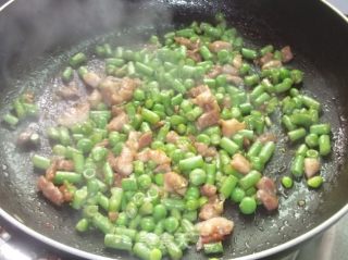 肉粒炒豆角豌豆的做法步骤：5