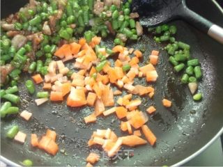 肉粒炒豆角豌豆的做法步骤：6
