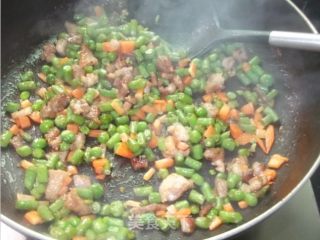 肉粒炒豆角豌豆的做法步骤：7