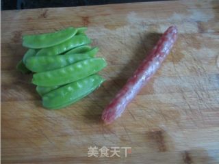 荷兰豆炒腊肠的做法步骤：1