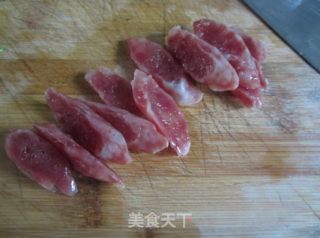 荷兰豆炒腊肠的做法步骤：2