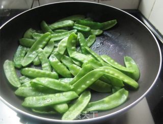 荷兰豆炒腊肠的做法步骤：3