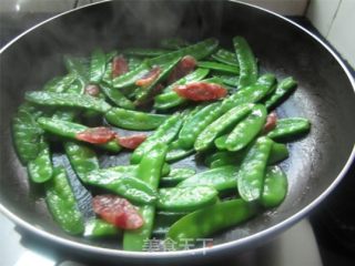 荷兰豆炒腊肠的做法步骤：6