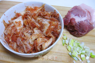 辣白菜炒五花肉的做法步骤：1