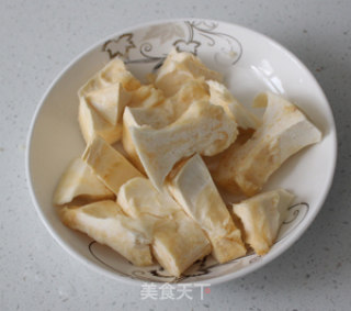 ｛滋补美容汤｝榴莲炖鸡脚的做法步骤：1