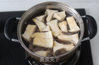 ｛滋补美容汤｝榴莲炖鸡脚的做法步骤：3