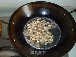 酥皮奶油蘑菇浓汤的做法步骤：3
