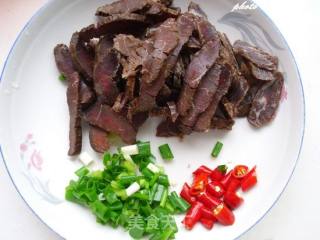 熏牛肉炒萝卜丝的做法步骤：3