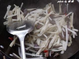 熏牛肉炒萝卜丝的做法步骤：6