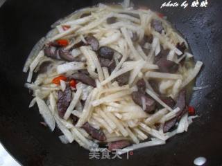 熏牛肉炒萝卜丝的做法步骤：7