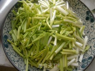 蒜薹炒鸡脯肉的做法步骤：1