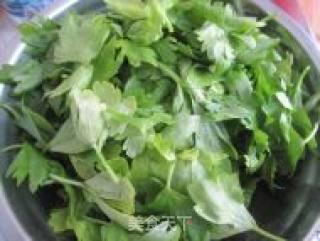 凉拌芹菜叶的做法步骤：1