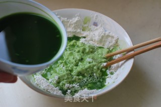 令人如沐春风、翠绿怡人的【苜蓿菜汁饼】（绝无任何添加剂）的做法步骤：5