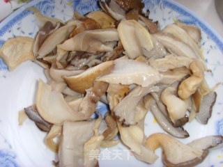 软炸平菇的做法步骤：1