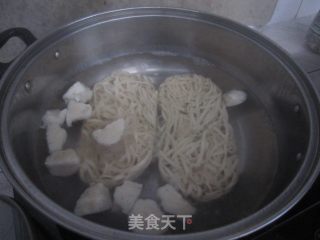 蔬菜鱼丸汤面的做法步骤：3
