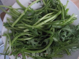 蚝油茼蒿的做法步骤：1