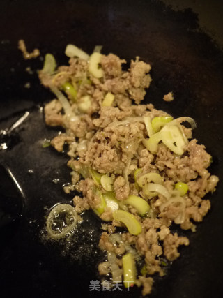 香椿胡萝卜土豆丁肉末炒疙瘩的做法步骤：2