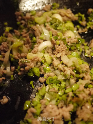 香椿胡萝卜土豆丁肉末炒疙瘩的做法步骤：3