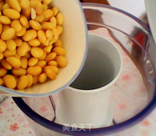 首战搅拌机豆浆——健康早餐豆浆的做法步骤：5