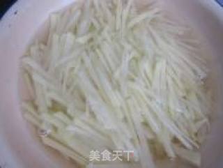 土豆丝炒韭菜的做法步骤：1