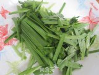 土豆丝炒韭菜的做法步骤：2