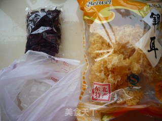 洛神花银耳汤的做法步骤：1