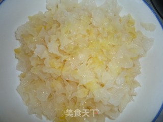 洛神花银耳汤的做法步骤：2