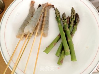 剩米饭也爱小清新——鲜虾芦笋米饭塔的做法步骤：2