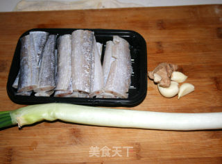 【味道独特，难以忘怀】鱼香红烧带鱼的做法步骤：1