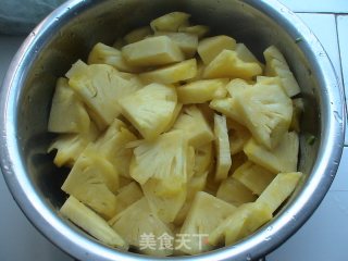 【菠萝梨汁】-----时令果汁的做法步骤：1